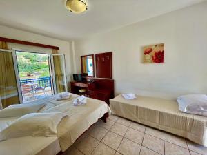 阿齐亚·佩拉加·基西拉维纳德斯酒店的带阳台的客房内的两张床