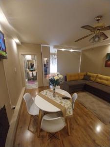 萨尔塔EDIFICIO ALVARADO的客厅配有桌椅和沙发
