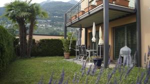 洛迦诺Casa Diana Locarno-Cugnasco的房屋设有带桌椅的阳台