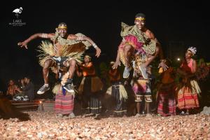 卡塞斯Lake Munyanyange Caves Lodge的一群在马戏团表演的演员