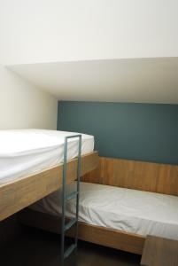 弗尔内赫萨林霍夫床和早餐的卧室设有两张双层床和白色天花板。