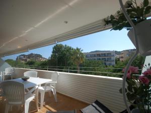 滨海托萨Lets Holidays Tossa de Mar Ancora的设有一个配有桌椅并享有美景的阳台。