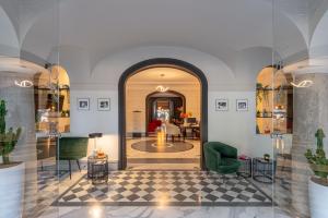罗马Hotel Principe Torlonia的一间设有大堂的房间,配有桌椅