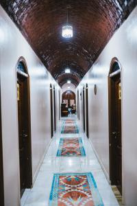 阿布辛贝Tuya Hotel的大楼内铺着瓷砖地板的走廊