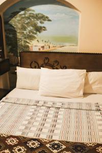 阿布辛贝Tuya Hotel的一间卧室配有一张壁画床