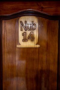 阿布辛贝Tuya Hotel的木门,上面有号码