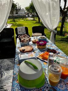 普罗斯西托角Il Casale di Punta Prosciutto的一张野餐桌,上面有食物和饮料