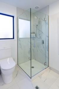 基督城Serenity Getaway的浴室设有玻璃淋浴间和卫生间