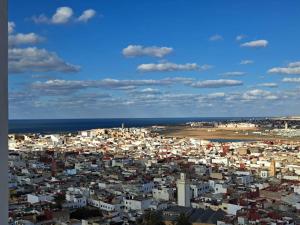 拉巴特Rabat vue du ciel, majestueux et panoramique centre ville的一座白色建筑和海洋的大城市