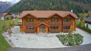 马尔尼茨Tauern Appartements的大型木屋,设有大院子