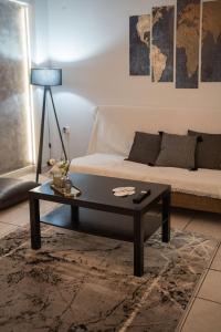 拉里萨Unique central apartment的客厅配有咖啡桌和沙发