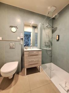 莫尔加尔莱埃尔韦斯福乐斯酒店的浴室配有卫生间、淋浴和盥洗盆。