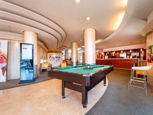罗马罗马东部诺富特酒店的台球室、台球桌和酒吧