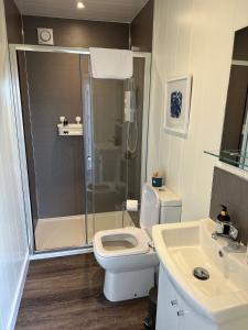 佩尼库克East Kip - Dog Friendly的带淋浴、卫生间和盥洗盆的浴室