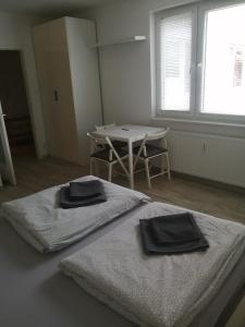维也纳Excellent Apartment M&L的一间设有床铺的房间,上面有两条黑色毛巾