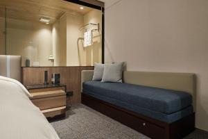 台北柯达大饭店 台北南京的一间卧室配有一张床和一面大镜子