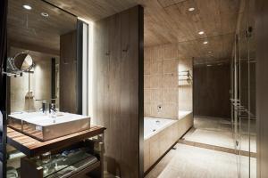 台北柯达大饭店 台北南京的一间带水槽和淋浴的浴室