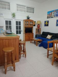 巴哈马尔Bajamar Sun and beach的客厅配有沙发和桌子