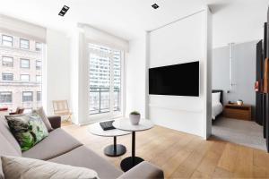 纽约第五大道安达士酒店 - 凯悦集团概念的带沙发和电视的客厅