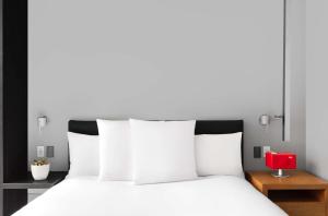 纽约第五大道安达士酒店 - 凯悦集团概念的白色的床、白色枕头和红色灯