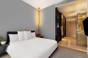纽约第五大道安达士酒店 - 凯悦集团概念的卧室设有白色的床和玻璃走廊