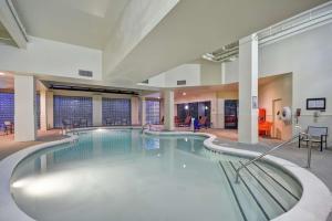 夏洛特夏洛特套房酒店的大型建筑内的大型游泳池,设有游泳池