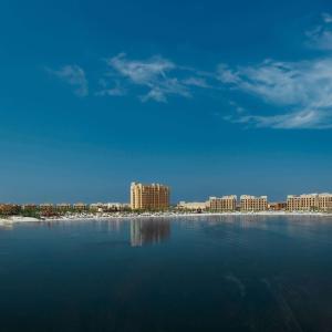 拉斯阿尔卡麦马里安岛希尔顿逸林Spa度假酒店的一大片水体,城市背景