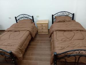 马达巴EMILE ALTWAL的卧室内两张并排的床