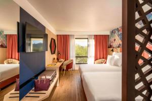 非斯Barceló Fès Medina的酒店客房配有两张床和一张书桌