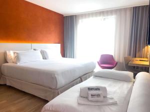 汉堡汉堡巴塞罗酒店的酒店客房设有两张床和窗户。