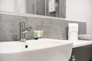 米德尔斯伯勒Modern Apartments in the Heart of Middlesbrough 2的浴室设有白色水槽和镜子