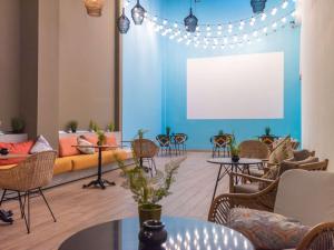 卡萨布兰卡Ibis Abdelmoumen Casa Centre的客厅配有沙发和桌椅
