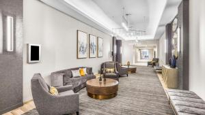 休斯顿Hyatt Place Houston Medical Center的带沙发、椅子和桌子的客厅