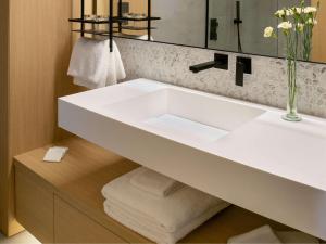 拉纳卡Mercure Larnaca Beach Resort的浴室设有白色水槽和镜子