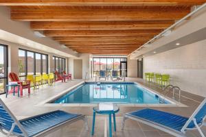 西艾利斯Home2 Suites By Hilton Milwaukee West的一座带桌椅的游泳池