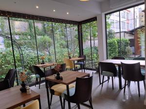 萨格勒布卡萨布兰卡精品住宿加早餐旅馆的餐厅设有桌椅和大窗户。