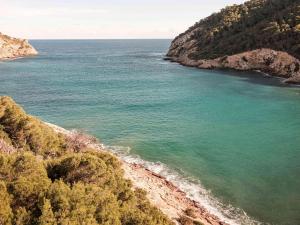 卡拉隆加Mondrian Ibiza的从悬崖上欣赏海景