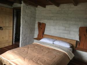 里奥班巴CASA DE CAMPO的卧室配有砖墙内的床铺