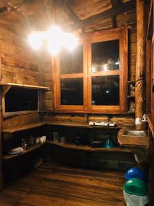 里奥班巴CASA DE CAMPO的厨房配有木制橱柜、水槽和灯