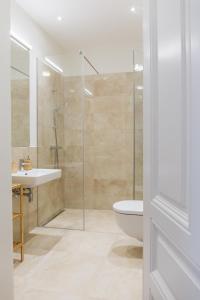 维也纳Brand Cozy Apartment的带淋浴、卫生间和盥洗盆的浴室