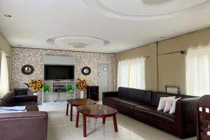 公主港Dinah's Pension House by Marriam的客厅配有沙发和桌子