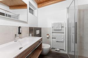 皮茨河谷圣莱昂哈德Haus Margret的白色的浴室设有水槽和卫生间。