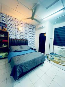 乌鲁地南Daliya Homestay Ulu Tiram JB的一间卧室配有一张床和吊扇