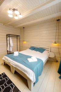 KrasnikВілла у горах的一间卧室配有一张带蓝色床单的大床