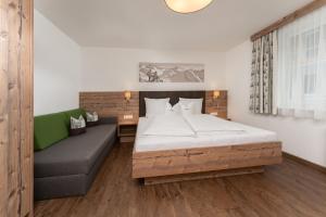 皮茨河谷圣莱昂哈德Haus Margret的一间卧室配有一张床和一张沙发