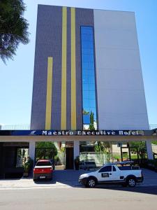 帕图布兰库HOTEL MAESTRO EXECUTIVE PATO BRANCO的停在大楼前的警车