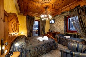 罗卡拉索Hotel Le Ortensie的酒店客房设有两张床和一张桌子。