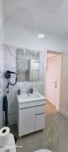 蒂亚斯Bella Vista 414-Ocean Lanzamar- Puerto Del Carmen的浴室配有白色水槽和卫生间。