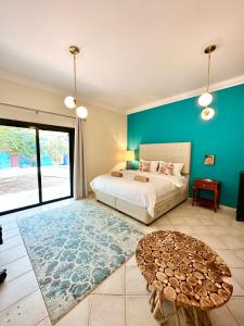 迪拜DARÏ的一间卧室设有一张床和蓝色的墙壁