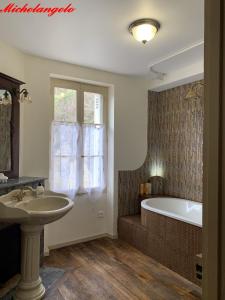 Lussault-sur-LoireClos Lussault - 4 gîtes, separate or together的浴室配有盥洗盆和浴缸。